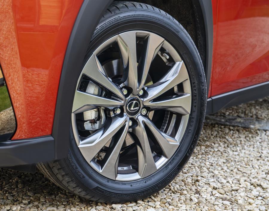 Колеса Lexus UX250h F-Sport 2019 года  (UK) (фото 15 из 40)